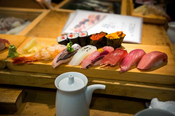 Eat sushis at the Tsukiji market