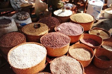 Riz et soja sur un marché 