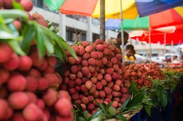 Letchis sur un marché à Port-Louis
